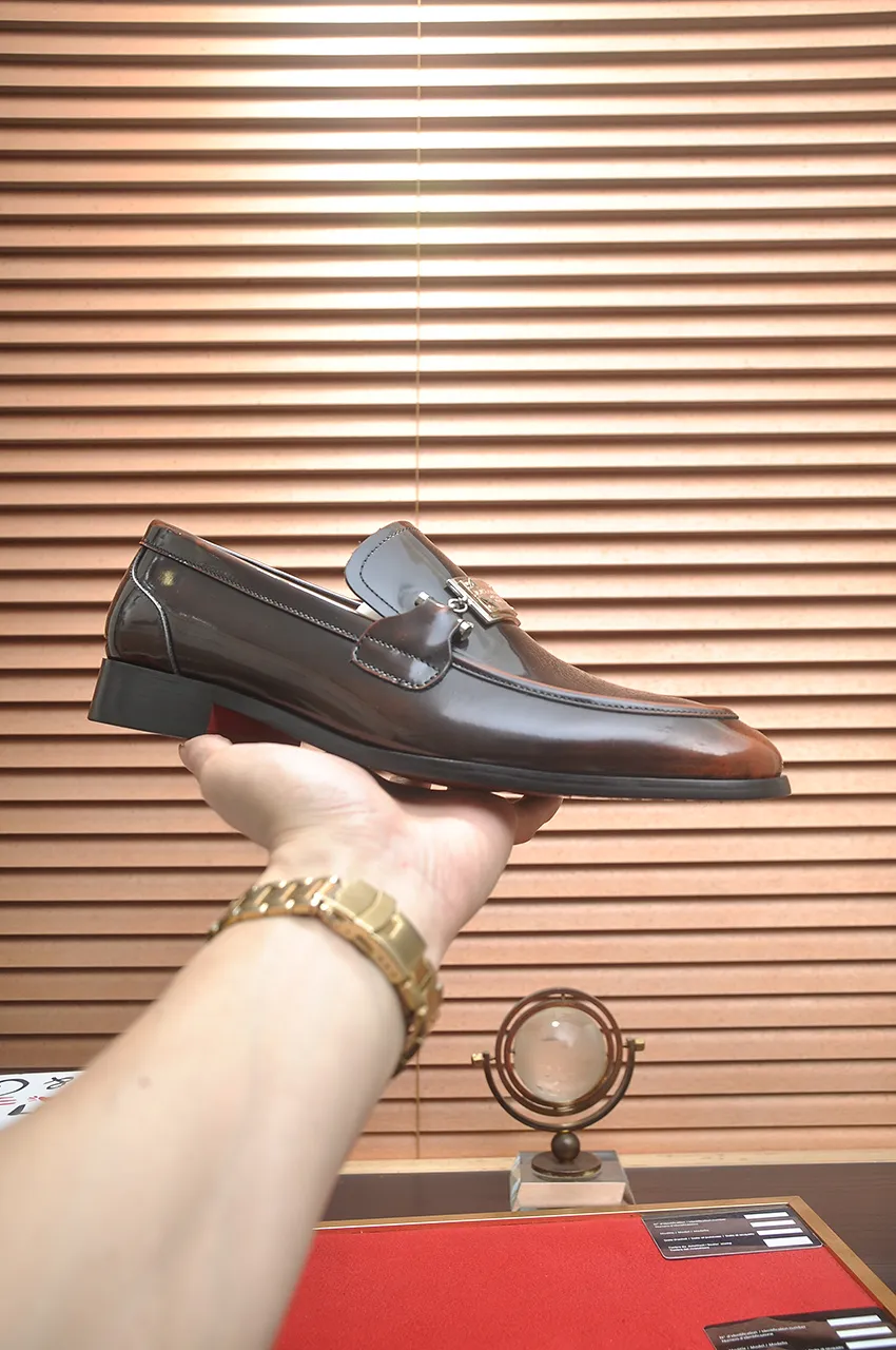 Men's men's shoes 💰500💶🌲 DG top 🔍🔍Men's new leather shoes 🚹 are on sale at the same time at the counter ⚠The uppers are imported cowhide from Italy, the entire imported cowhide lining, imported accessories 💪💪, completely 1⃣️ vs 1⃣️ replica 🇮 🇹💪💪, ⚠Sole: The original sole is specially provided by the original factory, the exclusive movable molded sole is super comfortable, ⚠The original factory follows the order, 🔍🔍high quality, you can enter and exit the counter at will, welcome to compare ⚠Size: 38-44 (45 customized)